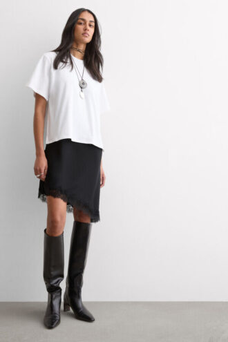 Asymmetrisk underkjole i viskosesatin med blonder