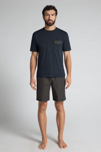 Blå og kremfarget pyjamas i kort modell med rutemønster i stoff og bomull