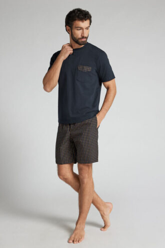 Blå og kremfarget pyjamas i kort modell med rutemønster i stoff og bomull