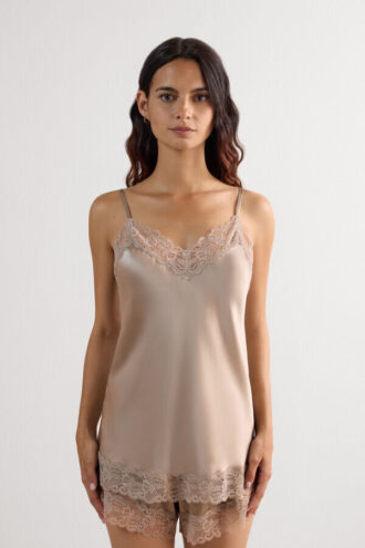 Bluse i blonder og silke