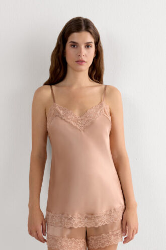 Bluse i blonder og silke