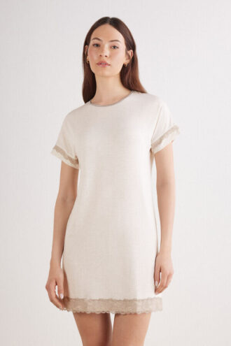 Kortærmet nattkjole med blonder