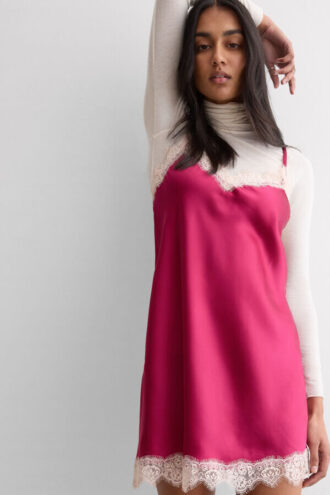 Silkekjole med kontrastkant i blonder