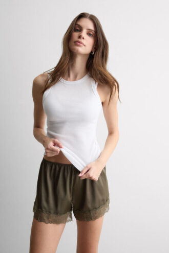 Silkeshorts med blonder