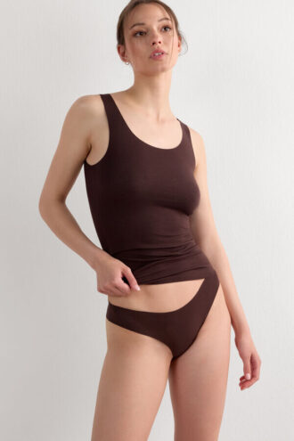 Tank-top i bomull med rund hals og rå kant