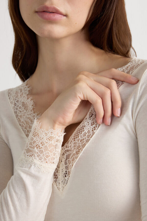 Ultralett kashmirbluse med lange ermer og blonder Ultralett kashmirbluse med lange ermer og blonder